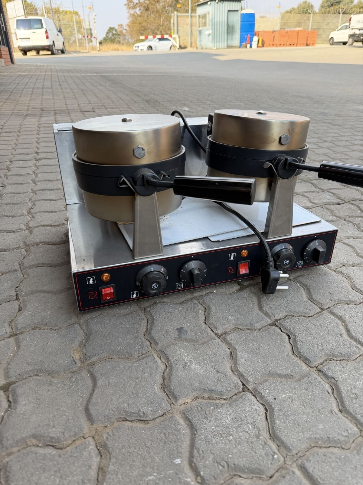 *Demo* Double Belgian Waffle Machine - Slightly Used - Image 2